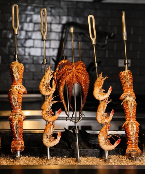 espadas de calamar camarones y langosta ideal para cenar en bovinos steakhouse