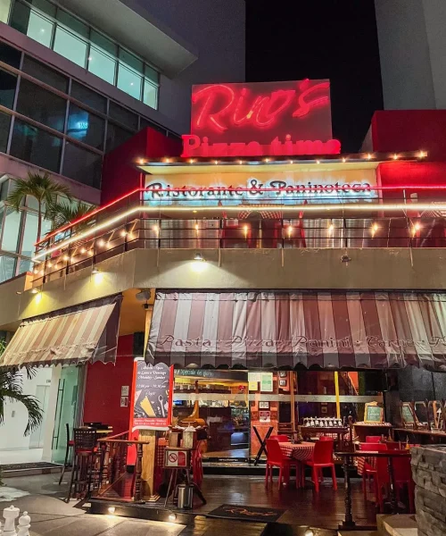 exterior del restaurante de pizzas rinos en cancun