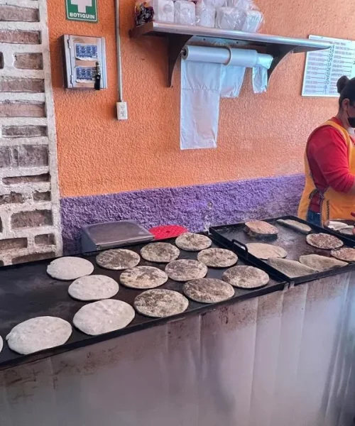 negocio preparando las gorditas de migaja en queretaro