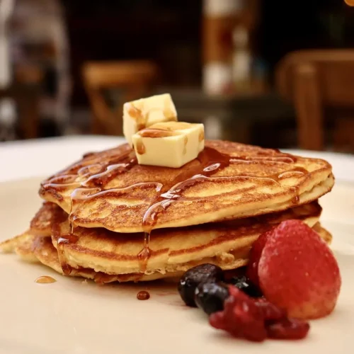 deliciosos hot cakes en el restaurante puerto pacifico