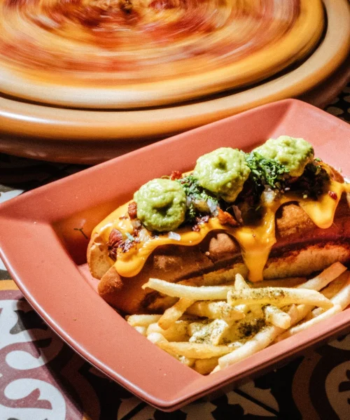 Delicioso e increible hot dog de pastor acompañado de papas fritas en holy cheese pachuca