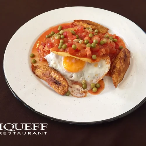 Los originales y tipicos huevos motuleños del menú del restaurant siqueff mérida