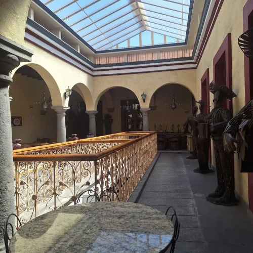 Interior de un lugar tipo histórico en los restaurantes del centro de puebla