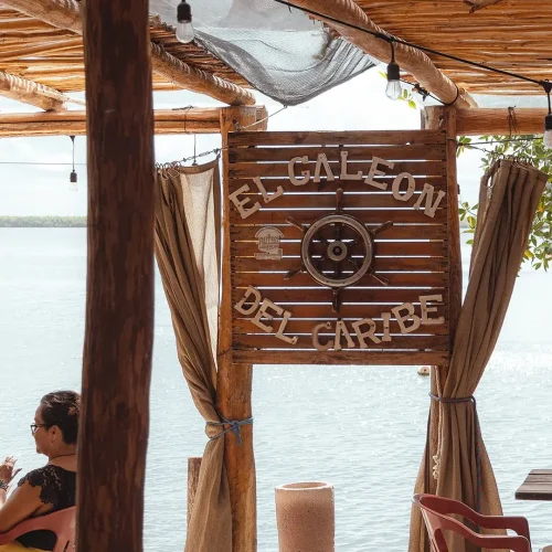 interior del restaurante el galeon del caribe con vista a la laguna en cancun