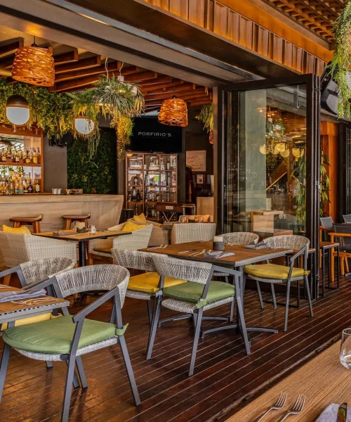 Interior del restaurante porfirios en la quinta avenida en playa del carmen