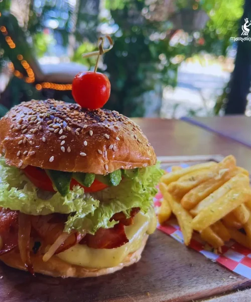 hamburguesa artesanal acompañada de papas en marakame considerado como uno de los buffet de todo cancún