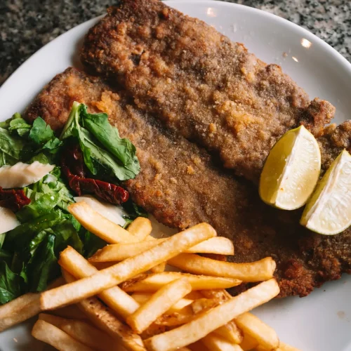 Milanesa argentina con papas fritas en bendita costilla playa del carmen