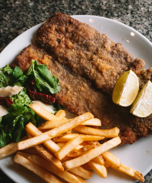 Milanesa argentina con papas fritas en bendita costilla playa del carmen
