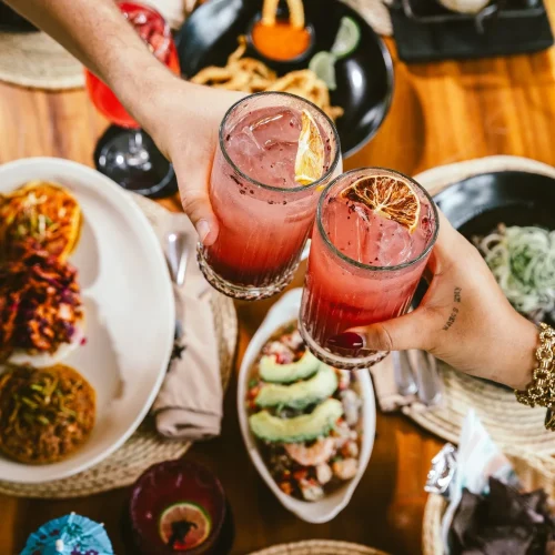 Mixología de bebidas y platillos de mar en el restaurante el oasis mariscos playa