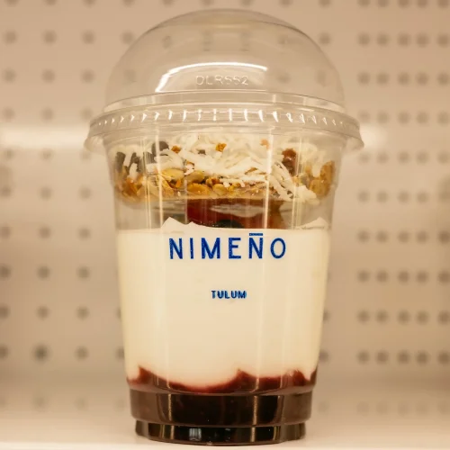 delicioso desayuno listo para recoger en la cafetería nimeño tulum