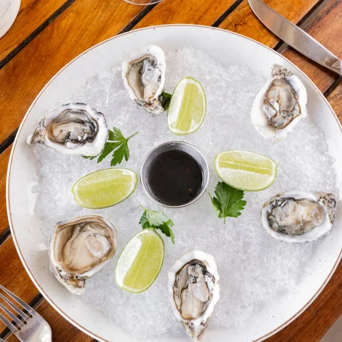 Ostiones en su concha en un restaurante de cancún
