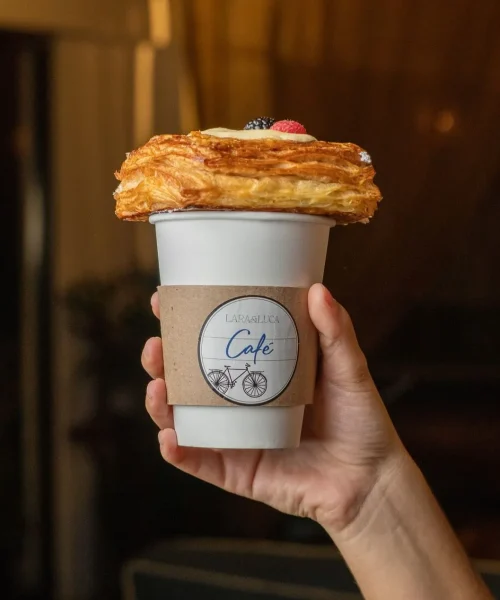 Delicioso pan artesanal con café en lara y luca