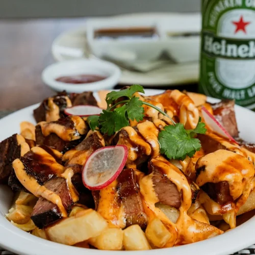 papas fritas con brisket en pizca de sal pdc