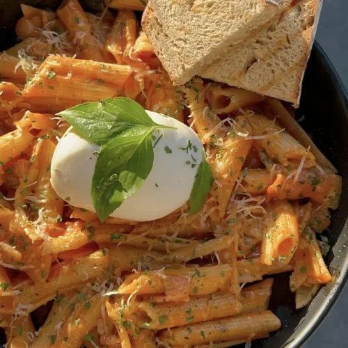 Pasta italiana con baguette y huevo en el restaurante somos marcelo