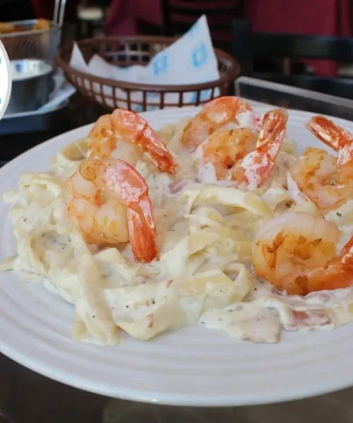 pasta de camarones en la pizzería the daddy pizza