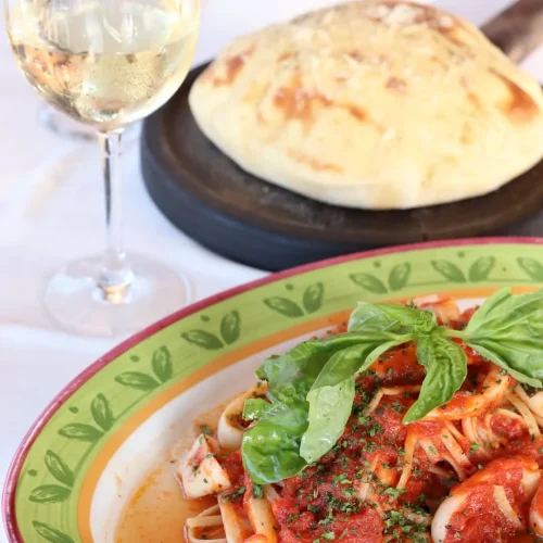 comida italiana pasta roja en el restaurante limoncello
