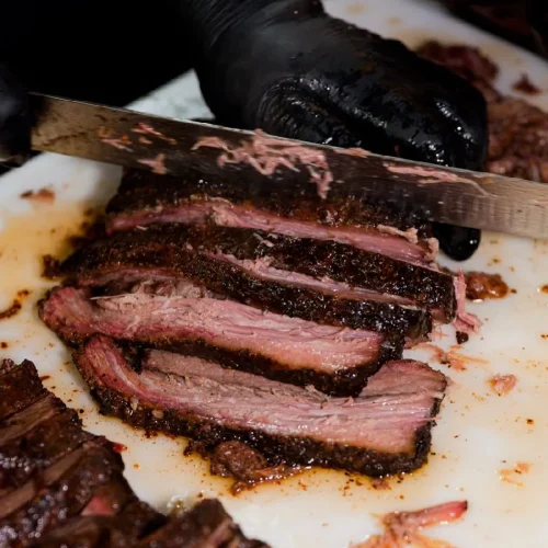 pedazos de brisket de res ahumado en el restaurante pizca de sal
