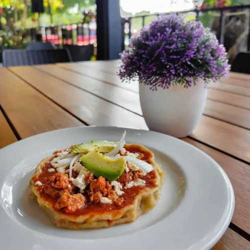 Picadita veracruzana comida economica en Playa del Carmen