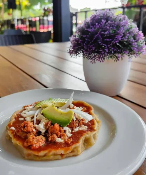Picadita veracruzana comida economica en Playa del Carmen