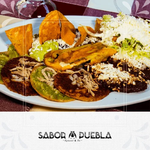 Picaditas poblanas en un restaurante del centro historico de puebla