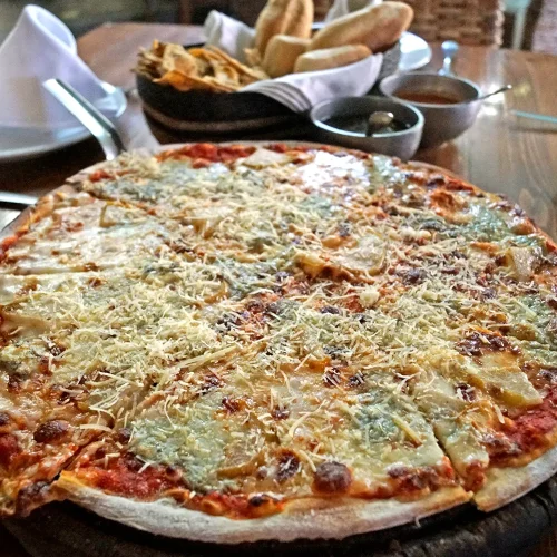 Pizza grande italiana del restaurant don atilio