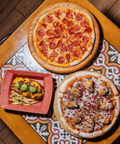Combo de pizza familiar con pizza individual papas fritas y hot dogs en holy cheese
