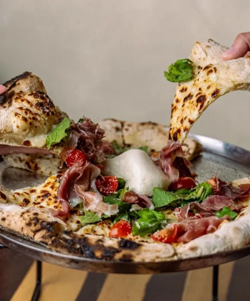 pizzas de margarita en patio 34 bar