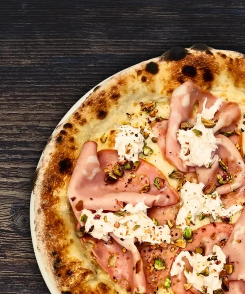 Pizza rústica italiana con jamón en casa sofía en Playa del Carmen