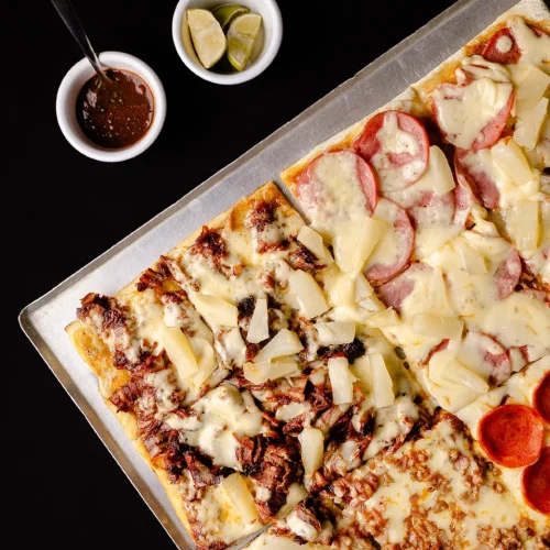 Pizza de piña con carne en el restaurante los trompos en el centro de mérida