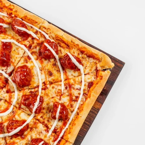 Pizza cuadrada con bonless de la pizzería casa jaguar en cancun