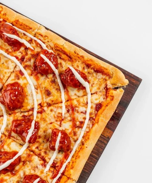 Pizza cuadrada con bonless de la pizzería casa jaguar en cancun