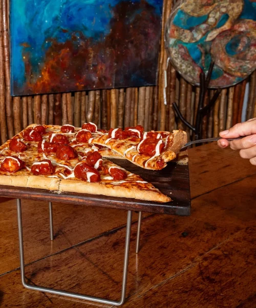 Pizzas cuadradas en la pizzería casa jaguar cancún