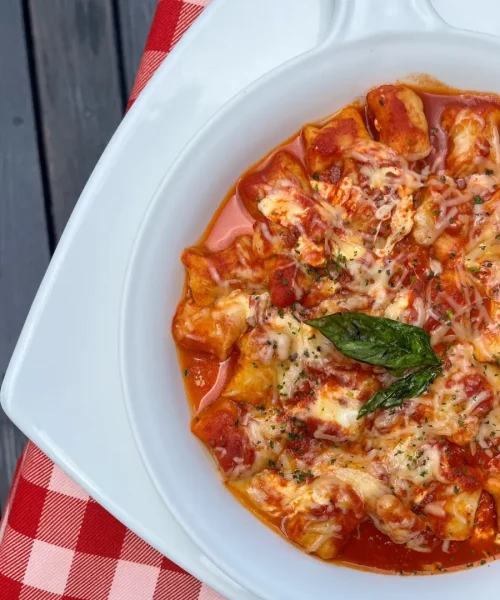 Pizza italiana y pastas en el restaurante rinos time cancun