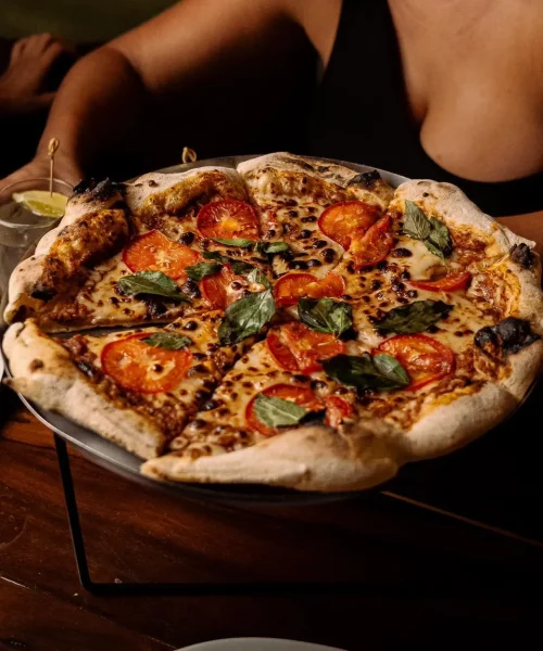 Pizza margarita en patio 34