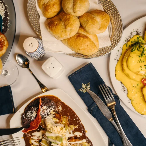 comida en el restaurante casa de los muñecos