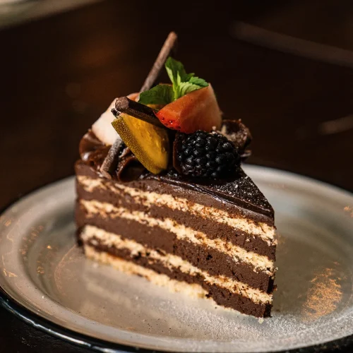 Delicioso postre de pastel en el restaurante la ronda parilla uruguaya en playa del carmen