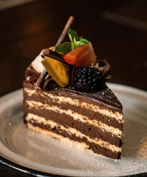 Delicioso postre de pastel en el restaurante la ronda parilla uruguaya en playa del carmen