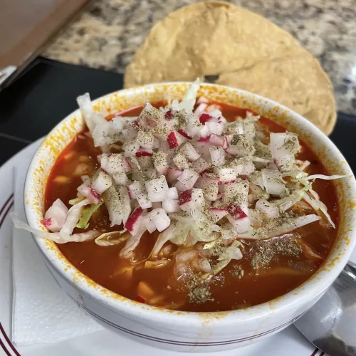 Platillo tipico mexicano, el pozole, disponible en los restaurantes del centro de puebla
