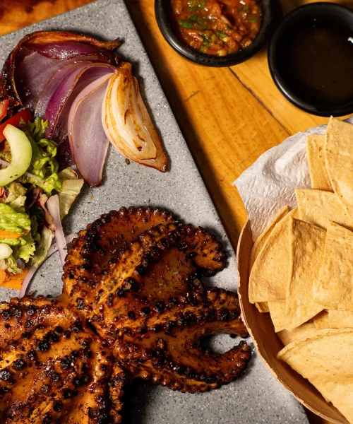 pulpo a las brasas con vegetales en uno de los mejores restaurantes en playa del carmen