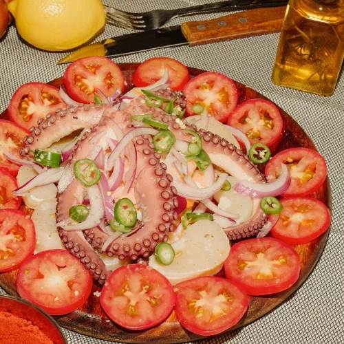 Pulpo con vegetales en un restaurante de angelopolis en puebla