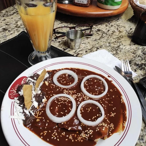 Enchiladas de mole en un restaurante del zócalo de puebla