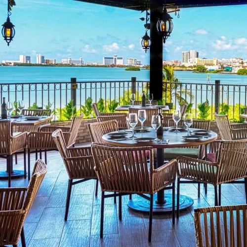 Interior del restaurante la pizzarra con vistas a la laguna nichupté