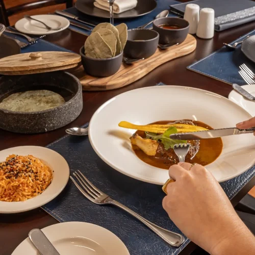 Comiendo dentro del restaurante cocina de los angeles en puebla