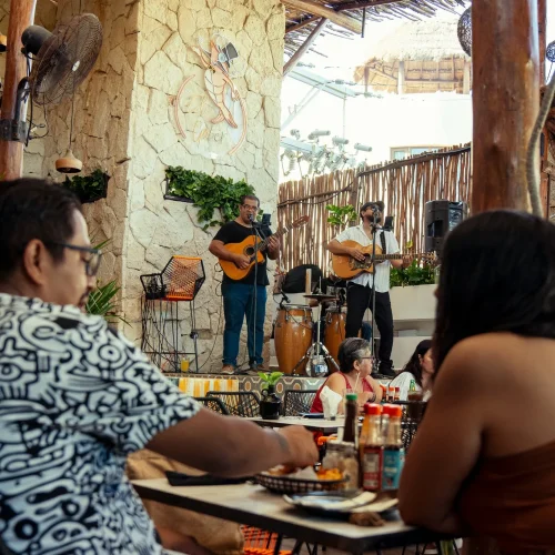 Interior del restaurante el gobernador en playa del carmen
