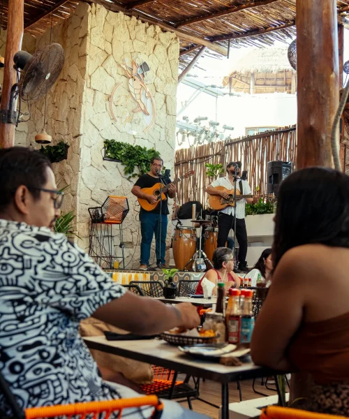 Interior del restaurante el gobernador en playa del carmen