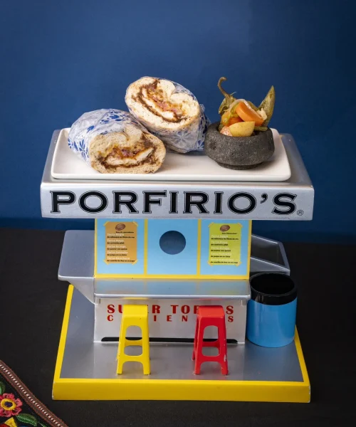 Burrito mexicano en un mini puesto de comida mexicano creativo en porfirios