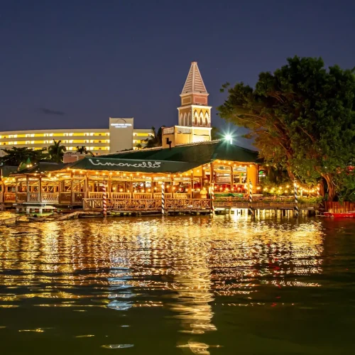 Restaurante italiano en la zona hotelera de cancún con vista a la laguna nichupté