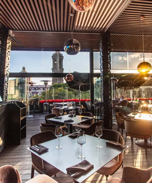 Interior del restaurante hook con bellas panoramicas en puebla