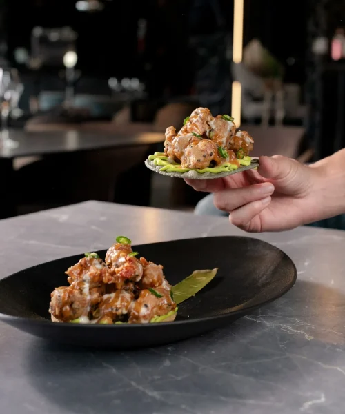 tostadas de mariscos y camarón en el restaurante hook en puebla
