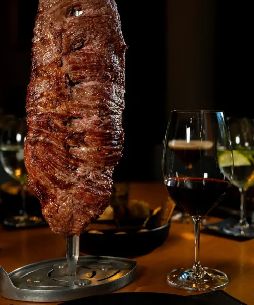 rodizio de carne con vino tinto en el buffet divina carne cancun